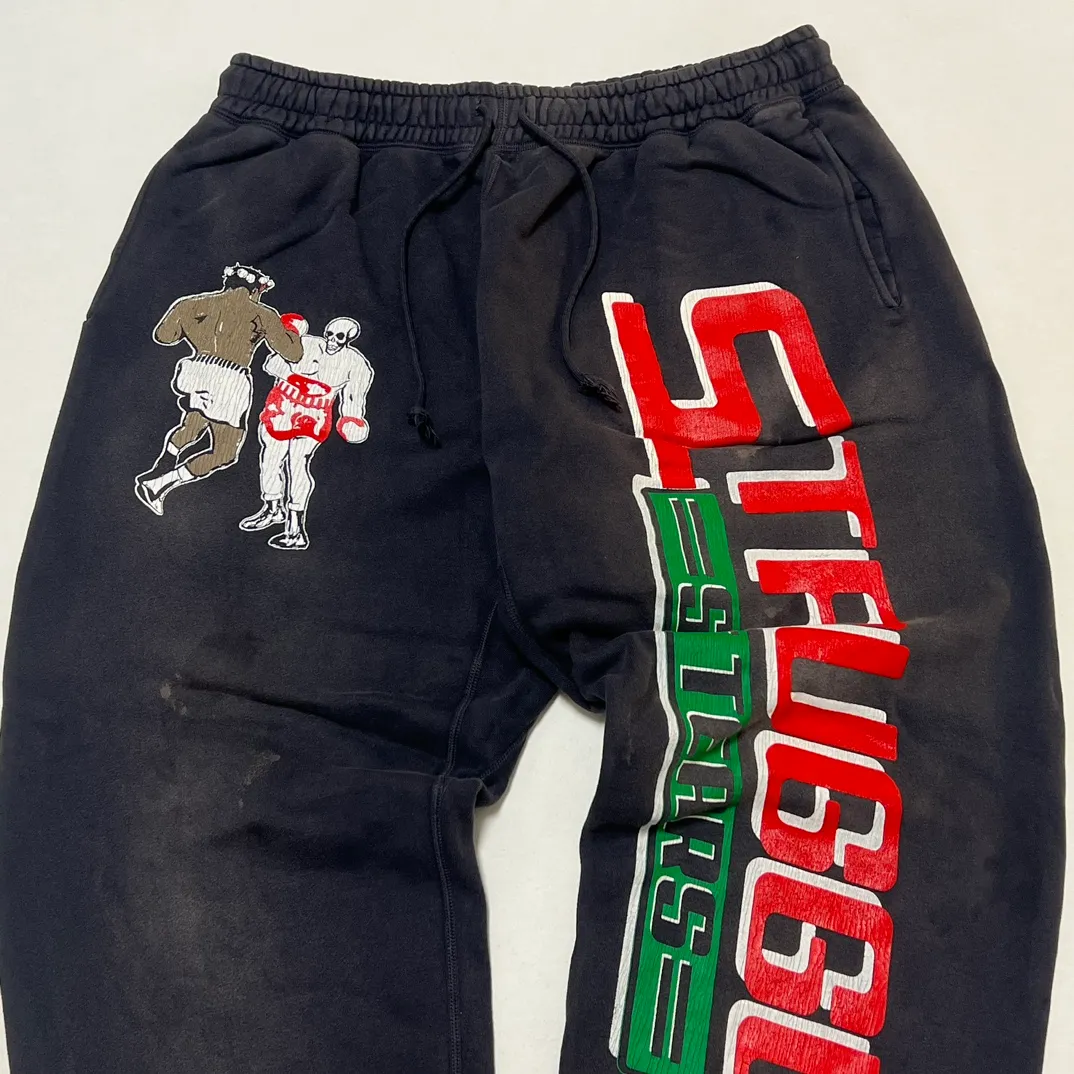 SAINT Mxxxxxx x DENIM TEARS STRUGGLE SWTPNTS/BLK DT co-branded boxing retro distressed sweatpants, washed black S-XL Assute dyeing, whole piece sprayed with horse fade, authentic grade crack printing, mold customization co-branded main mark/washed mark, factory four-needle six-thread workmanship, no bone seams, more comfortable to wear